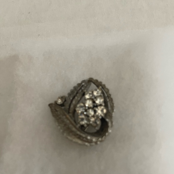 Jewelry - Vintage Silvertone pot metal Rhinestone Brooch